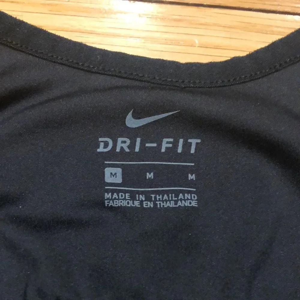 𝅺NIKE Dri-Fit built in bra tank top size medium.